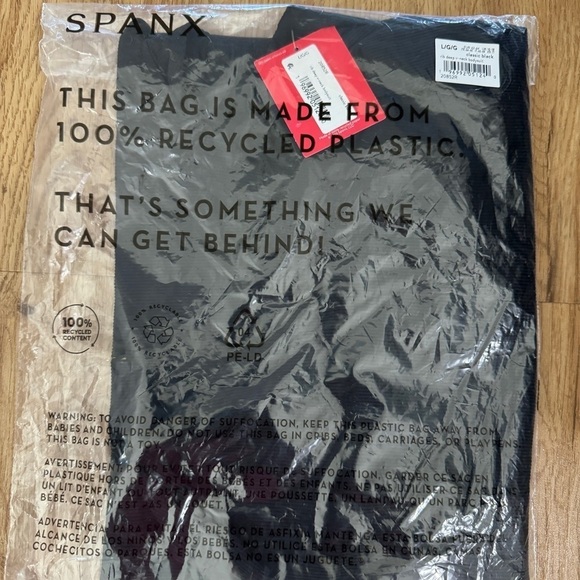 NWT - SPANX - V-Neck Ribbed Bodysuit Classic Black - Picture 4 of 4